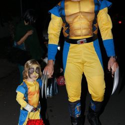 Dean Mcdermott, a juego con su hijo