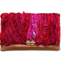 Nueva Colección Abataba 2011: Bolso de mano de piel, con seda sari y un broche africano