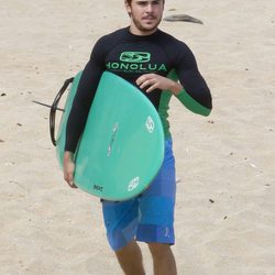 Zac Efron, con un look surfista