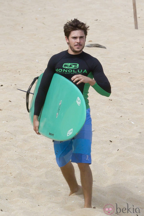 Zac Efron, con un look surfista