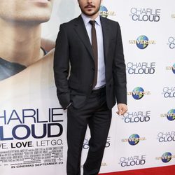 Zac Efron, de traje y con barba