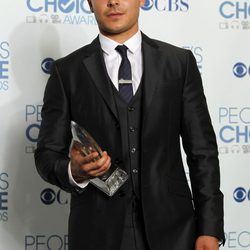 Zac Efron, con traje y chaleco