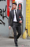 Zac Efron con traje gris y corbata negra