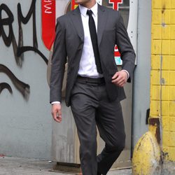 Zac Efron con traje gris y corbata negra