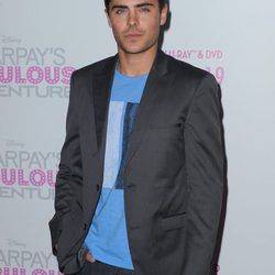 Zac Efron, con americana y camiseta azul