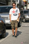 Zac Efron con bermudas militares