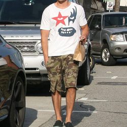 Zac Efron con bermudas militares
