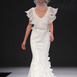 Vestido de novia de escote pico con encaje de flores