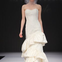 Vestido de novia de corte sirena con volantes