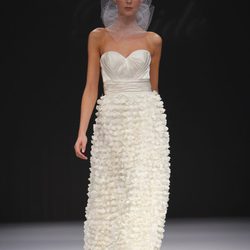 Vestido de novia con escote palabra de honor y brillo