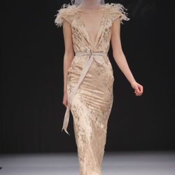 Vestido de novia beige con lazo en la cintura