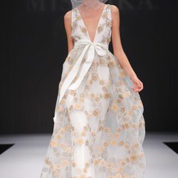 Vestido de novia escote de pico y detalles florales