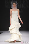 Vestido de novia con escote palabra de honor y volantes