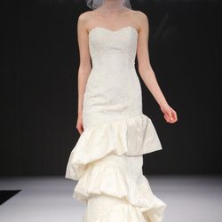 Vestido de novia con escote palabra de honor y volantes