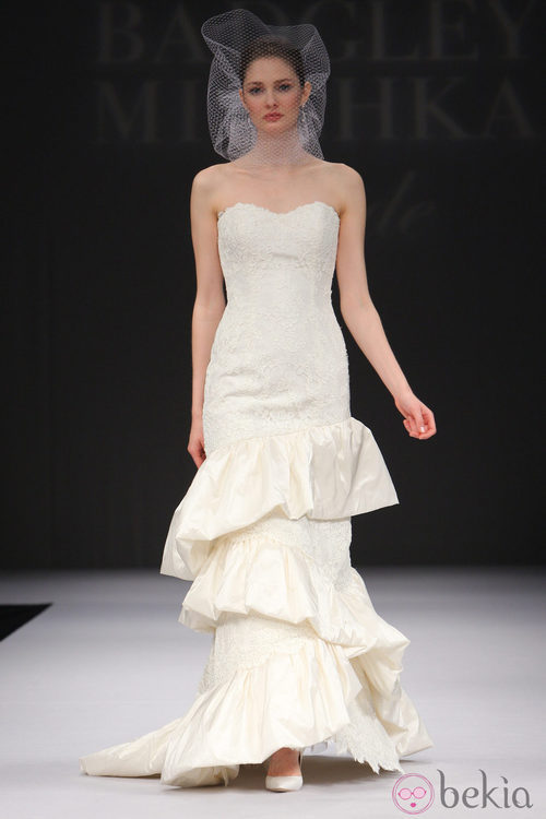 Vestido de novia con escote palabra de honor y volantes