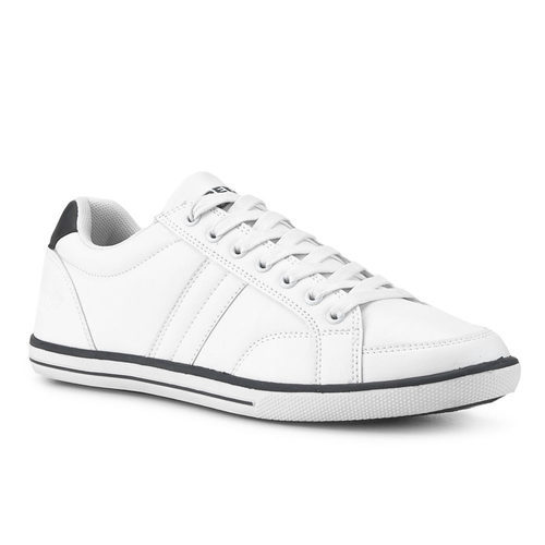 sneakers blancos con detalles azules de la colección primavera/verano 2016 de Merkal