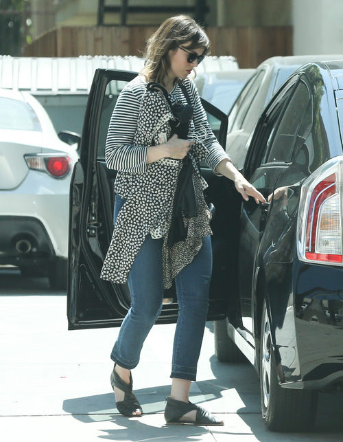 Mandy moore cargada de prendas en Hollywood