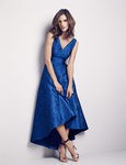 Alessandra Ambrosio con vestido de satín azul rey para la colección icono del verano 2016 de Coast