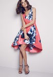 Alessandra Ambrosio con vestido en satín color salmón estampado para la colección icono del verano 2016 de Coast