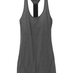 Blusa deportiva gris de la colección primavera/verano Be+ de Etam 2016