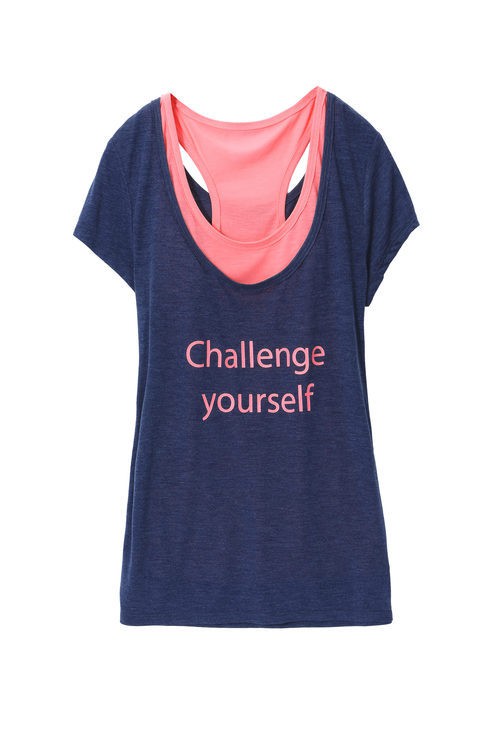 Blusa deportiva azul con rosado de la colección primavera/verano Be+ de Etam 2016