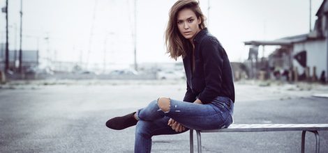 Jessica Alba con Vaqueros rotos y camisa negra para campaña de DL 1961