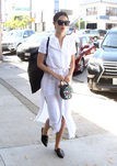 Lily Aldridge con un look primaveral de paseo por Los Angeles