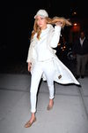 Gigi Hadid con una versión más sport del total white look