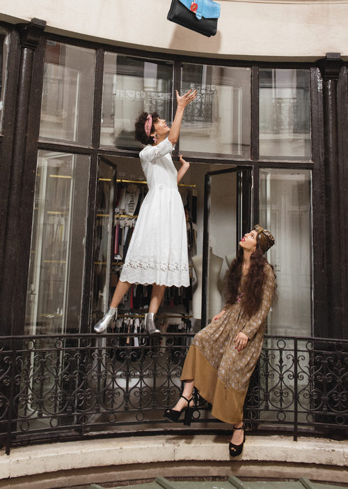 Vestido blanco de encajes y vestido verde estampado de la colección primavera/verano 2016 de & Other Stories