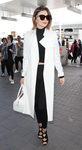 Miranda Kerr con gabardina blanca y ropa y complementos de negro