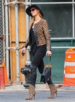 Paris Hilton con chaqueta y botines de animal print