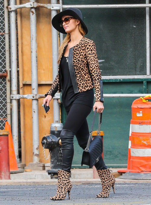Paris Hilton con chaqueta y botines de animal print