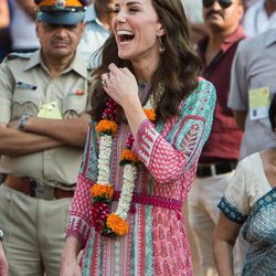 Kate Middleton durante la visita a Bangana Water Bank con vestido boho