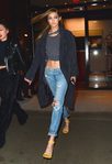 Gigi Hadid con vaqueros rotos y sandalias amarillas en Nueva York