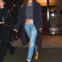 Gigi Hadid con vaqueros rotos y sandalias amarillas en Nueva York