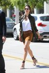 Alessandra Ambrosio con falda de gamuza marrón, básica blanca y camisón verde militar