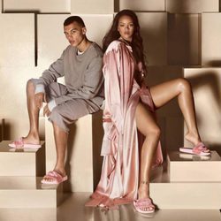 Campaña Fur Slides rosadas de Fenty for Puma de RIhanna