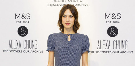 Alexa Chung con minivestido en la presentacion de su colección para Marks &Spencer