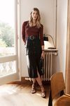 Veronika Heilbrunner con falda larga negra de botones, básica color vino para la colección de primavera 2016 de Massimo Dutti