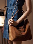 Veronika Heilbrunner con vestido denim y bolso de gamuza para la colección de primavera 2016 de Massimo Dutti