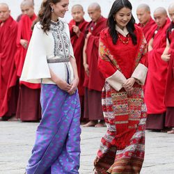 Kate Middleton con look inspirado en el traje tradicional de Bhutan