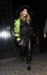 Madonna Con abrigo impermeable estampado de peluche y pantalones de cuero