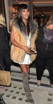 Naomi Campbell Con abrigo de peluche en lanzamiento de su libro