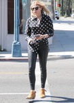Chloe Moretz con pantalones de cuero y blusa estampada