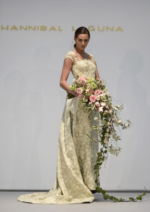 Vestido verde con cola de Hannibal Laguna en la Pasarela Costura España 2016