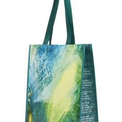 Bolso de plástico con cinceladas en tonos verdes de la colección Geox for Valemour 2016.