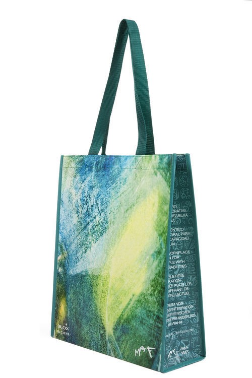 Bolso de plástico con cinceladas en tonos verdes de la colección Geox for Valemour 2016.