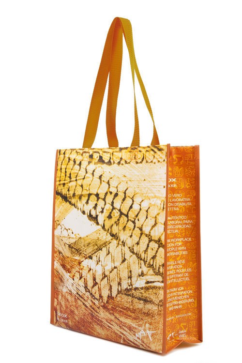 Bolso de plástico con colores naranjas de la colección Geox for Valemour 2016.