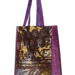 Bolso de plástico morado de la colección Geox for Valemour 2016.