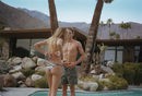 Alexis Ren y Jay Alvarrez en traje de baño de la coleccion The Pool de Pull&Bear